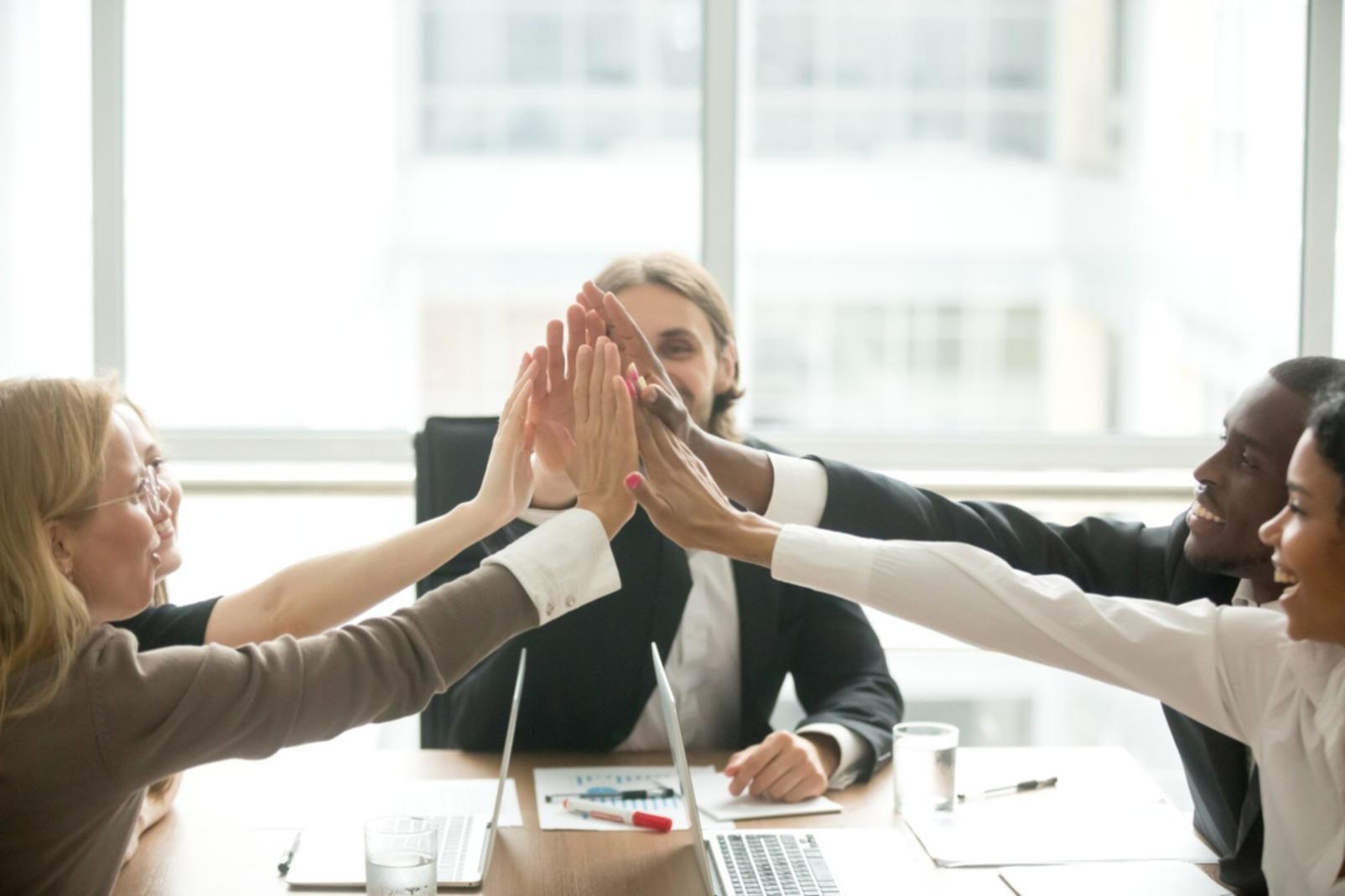 Equipo de profesionales analizando información financiera en una sala de reuniones moderna
